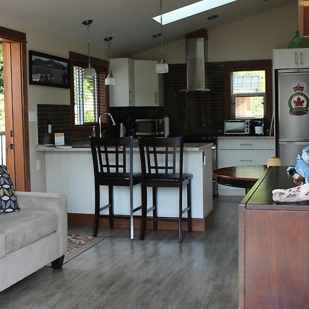 Tilby'S Rainbow Cottage Port Renfrew Bagian luar foto
