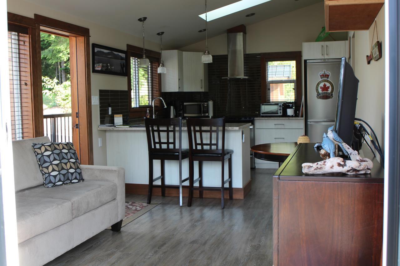 Tilby'S Rainbow Cottage Port Renfrew Bagian luar foto