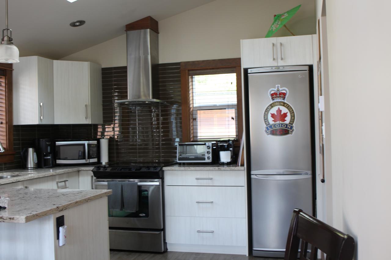Tilby'S Rainbow Cottage Port Renfrew Bagian luar foto